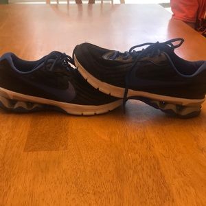 Nike size 7 Y Reax Run 9 in excellent used cond